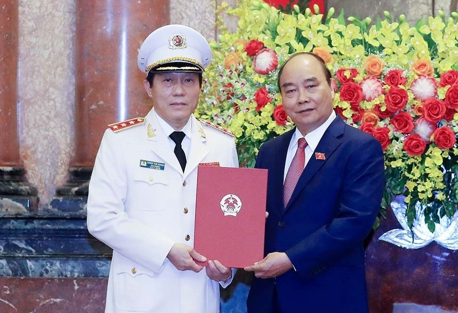 Chủ tịch nước Nguyễn Xuân Phúc trao Quyết định thăng cấp bậc hàm từ Trung tướng lên Thượng tướng đối với Thứ trưởng Bộ Công an Lương Tam Quang. (Ảnh: Thống Nhất/TTXVN)