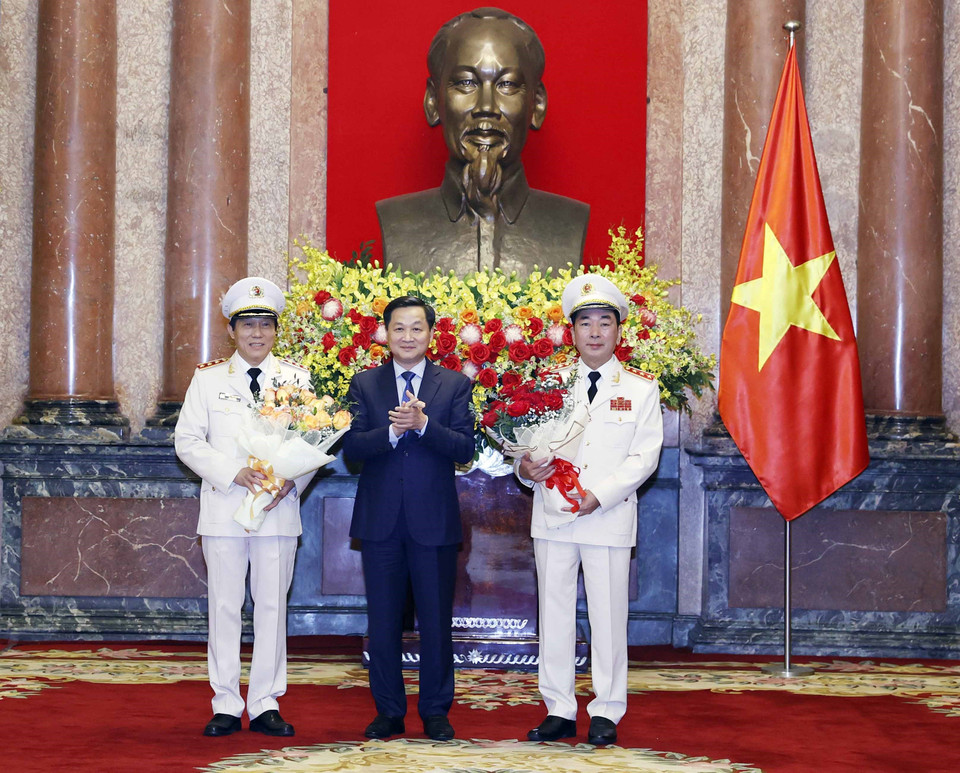 Bí thư Trung ương Đảng, Phó Thủ tướng Lê Minh Khái tặng hoa chúc mừng thượng tướng Trần Quốc Tỏ và và Lương Tam Quang. (Ảnh: Thống Nhất/TTXVN)