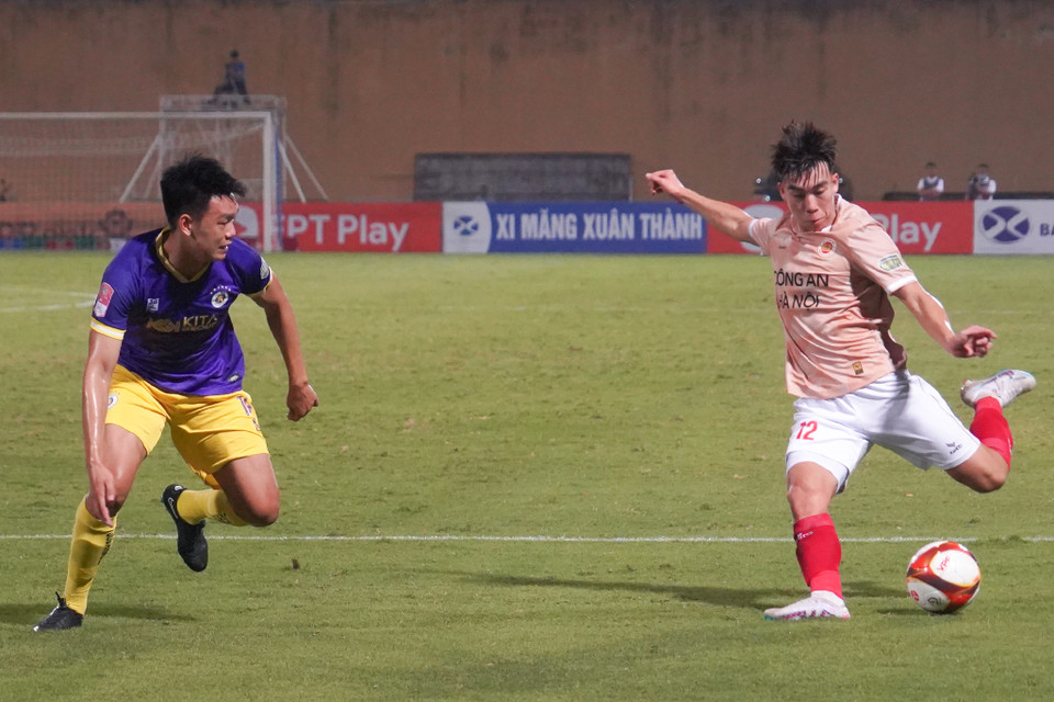 Công an Hà Nội là đội tạo ra được nhiều cơ hội hơn trong hiệp một của trận đấu. (Ảnh: Việt Anh/Vietnam+)