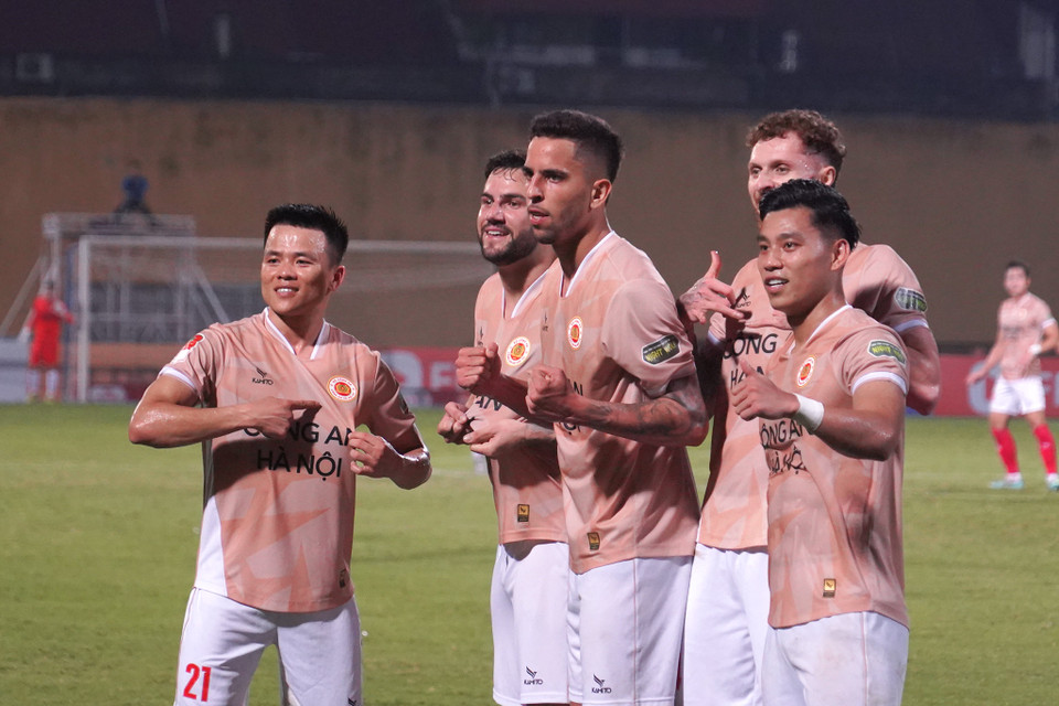 Các cầu thủ Công an Hà Nội ăn mừng bàn thắng thứ hai. (Ảnh: Việt Anh/Vietnam+)