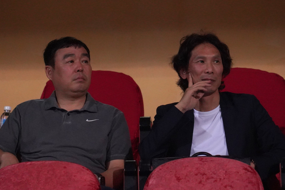 Cựu Huấn luyện viên Đội tuyển U23 Việt Nam Gong Oh-kyun cũng có mặt trên khán đài để theo dõi màn trình diễn của các cầu thủ Công an Hà Nội. (Ảnh: Việt Anh/Vietnam+)