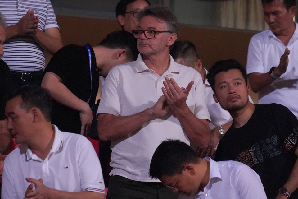 Trong một trận đấu quy tụ hàng loạt tuyển thủ quốc gia ở đội hình của cả hai đội, Huấn luyện viên trưởng Đội tuyển Việt Nam Philippe Troussier có mặt trên khán đài để theo dõi phong độ của các cầu thủ. (Ảnh: Việt Anh/Vietnam+)