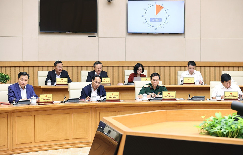 Các Phó Thủ tướng và đại điện các bộ, ngành tham dự cuộc họp. (Ảnh: Dương Giang/TTXVN)