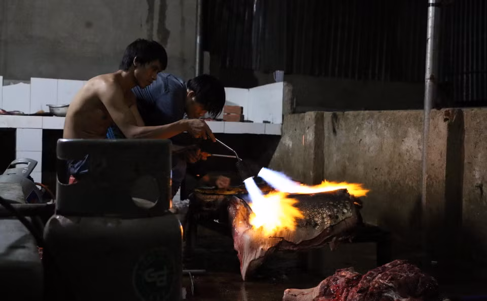 Phòng Cảnh sát môi trường phối hợp với Công an huyện Phú Riềng và Chi cục Thú y tỉnh Bình Phước ập vào kiểm tra cơ sở giết mổ lợn của bà Phạm Thị Oanh, ở thôn Long Tân, xã Bù Nho, huyện Phú Riềng, tỉnh Bình Phước. (Ảnh: Đậu Tất Thành/TTXVN)