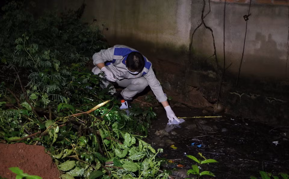 Cơ sở này xả thẳng trực tiếp ra vườn cao su sau nhà cùng với nước thải mà không có biện pháp xử lý khiến môi trường bị ô nhiễm nghiêm trọng. (Ảnh: Đậu Tất Thành/TTXVN)