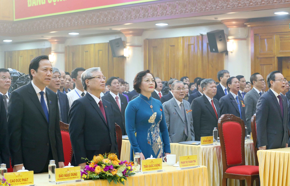 Đại biểu thực hiện nghi thức chào cờ. (Ảnh: Phương Hoa/TTXVN)