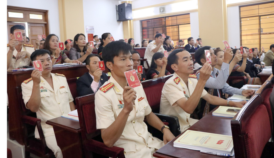 Đại biểu biểu quyết tại đại hội. (Ảnh: Cao Nguyên/TTXVN)