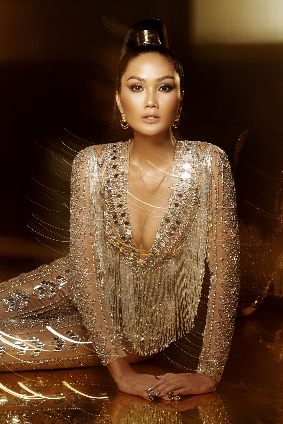 Chia sẻ trong hai năm đương nhiệm của mình, Hoa hậu H’Hen Niê bày tỏ niềm hạnh phúc với những gì mình có được: tình cảm của khán giả, những dự án cộng đồng đã thực hiện. (Ảnh: Milor Trần/Vietnam+)