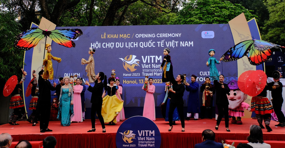 Biểu diễn nghệ thuật trong khuôn khổ lễ khai mạc hội chợ. (Ảnh: Mai Mai/Vietnam+)