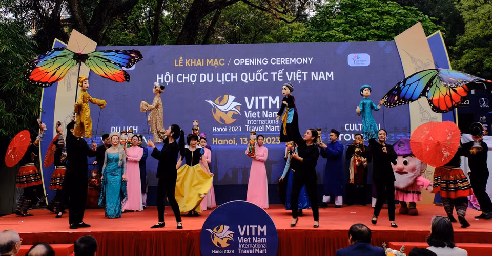 Biểu diễn nghệ thuật trong khuôn khổ lễ khai mạc hội chợ. (Ảnh: Mai Mai/Vietnam+)