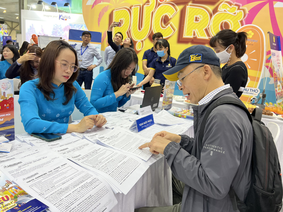 Du khách tìm hiểu thông tin những điểm đến mới. (Ảnh: Mai Mai/Vietnam+)