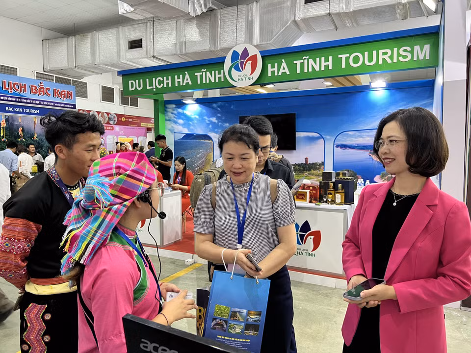 Năm 2023, dù còn nhiều khó khăn do tác động của đại dịch Covid-19, Hội chợ VITM Hà Nội 2023 vẫn thu hút sự tham gia trực tiếp của 600 doanh nghiệp đến từ 50 tỉnh, thành phố trong cả nước và 15 quốc gia, vùng lãnh thổ và khoảng 500 gian hàng. (Ảnh: Mai Mai/Vietnam+)