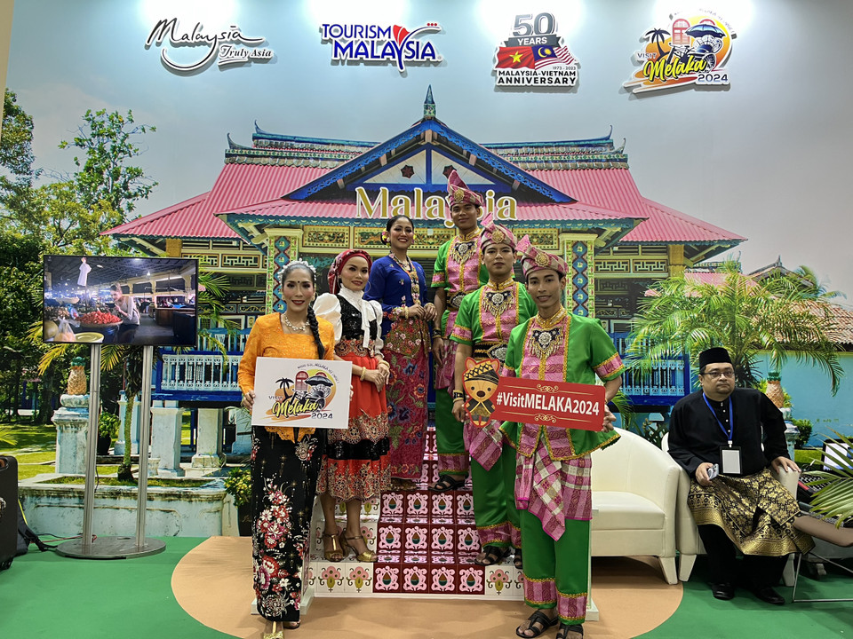 Quảng bá du lịch Malaysia tại hội chợ. (Ảnh: Mai Mai/Vietnam+)