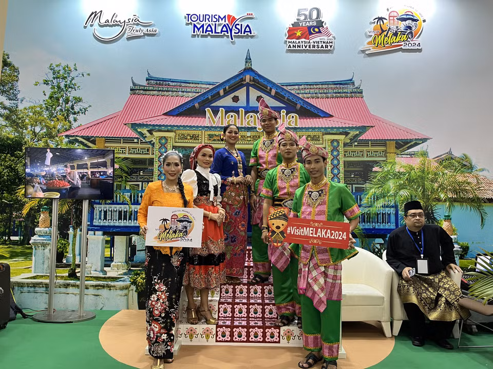 Quảng bá du lịch Malaysia tại hội chợ. (Ảnh: Mai Mai/Vietnam+)