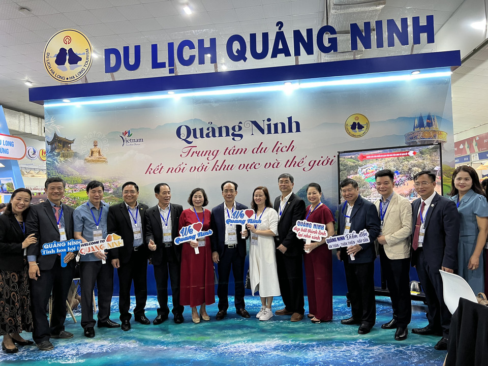 Bộ trưởng Bộ Văn hóa, Thể thao và Du lịch Nguyễn Văn Hùng phát biểu tại khai mạc Hội chợ Du lịch quốc tế-VITM Hà Nội 2023: 'Tôi tin tưởng rằng tại hội chợ này, các doanh nghiệp du lịch sẽ tìm và gặp gỡ được nhiều đối tác mới, tìm được nhiều hướng kinh doanh mới, nhiều hợp đồng sẽ được ký kết, tạo đà cho sự phát triển của du lịch Việt Nam cũng như các đối tác, các quốc gia tham gia vào chuỗi hoạt động tại hội chợ trong thời gian tới; các địa phương sẽ kết nối được với các doanh nghiệp lữ hành để chung tay phát triển sản phẩm theo hướng ‘mỗi địa phương một sản phẩm du lịch đặc sắc,’ xây dựng tour, tuyến khai thác tối đa tiềm năng du lịch và phù hợp với thị hiếu của du khách.' (Ảnh: Mai Mai/Vietnam+)