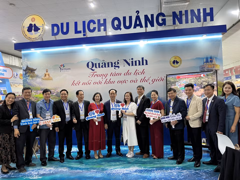 Bộ trưởng Bộ Văn hóa, Thể thao và Du lịch Nguyễn Văn Hùng phát biểu tại khai mạc Hội chợ Du lịch quốc tế-VITM Hà Nội 2023: 'Tôi tin tưởng rằng tại hội chợ này, các doanh nghiệp du lịch sẽ tìm và gặp gỡ được nhiều đối tác mới, tìm được nhiều hướng kinh doanh mới, nhiều hợp đồng sẽ được ký kết, tạo đà cho sự phát triển của du lịch Việt Nam cũng như các đối tác, các quốc gia tham gia vào chuỗi hoạt động tại hội chợ trong thời gian tới; các địa phương sẽ kết nối được với các doanh nghiệp lữ hành để chung tay phát triển sản phẩm theo hướng ‘mỗi địa phương một sản phẩm du lịch đặc sắc,’ xây dựng tour, tuyến khai thác tối đa tiềm năng du lịch và phù hợp với thị hiếu của du khách.' (Ảnh: Mai Mai/Vietnam+)