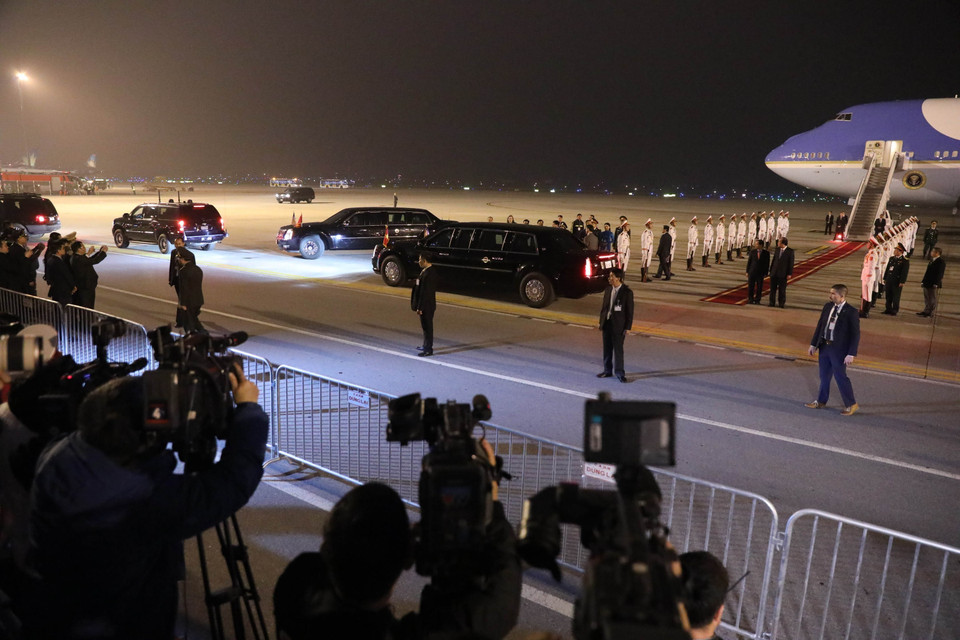 Đoàn xe của Tổng thống Mỹ Donald Trump rời sân bay Nội Bài về khách sạn Marriott JW lúc 21 giờ 25 phút. (Ảnh: Phương Hoa/TTXVN)