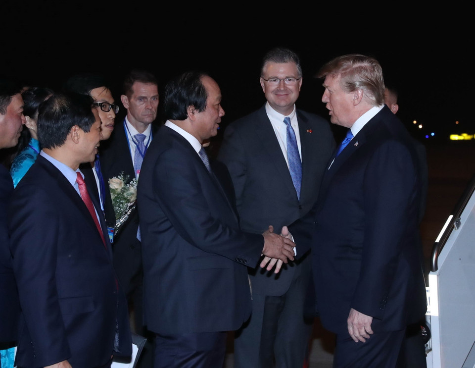 Bộ trưởng, Chủ nhiệm Văn phòng Chính phủ Mai Tiến Dũng, Thứ trưởng thường trực Bộ Ngoại giao Bùi Thanh Sơn, Đại sứ Mỹ tại Việt Nam Daniel Kritenbrink cùng các quan chức hai nước đón Tổng thống Mỹ Donald Trump tại sân bay quốc tế Nội Bài (ảnh chụp lúc 21 giờ 5 phút). (Ảnh: Trọng Đức/TTXVN)