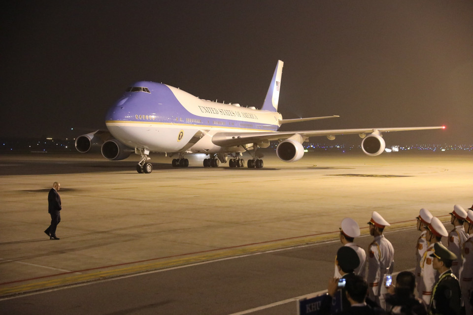 Chuyên cơ Air Force One của Tổng thống Donald Trump hạ cánh xuống sân bay quốc tế Nội Bài lúc 20 giờ 58 phút. (Ảnh: Phương Hoa/TTXVN)
