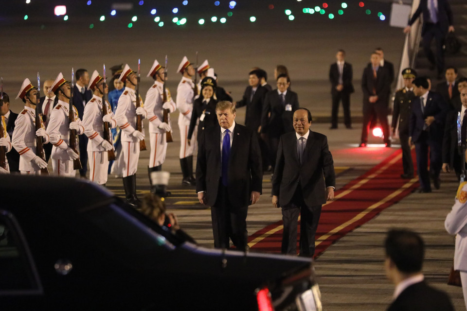 Bộ trưởng, Chủ nhiệm Văn phòng Chính phủ Mai Tiến Dũng tháp tùng Tổng thống Mỹ Donald Trump ra xe để rời sân bay Nội Bài, di chuyển về khách sạn Marriott JW. (Ảnh: Phương Hoa/TTXVN)