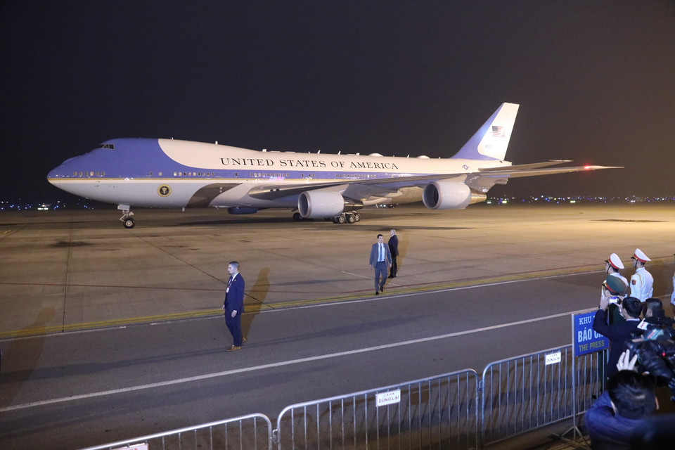 Chuyên cơ Air Force One của Tổng thống Donald Trump hạ cánh xuống sân bay quốc tế Nội Bài lúc 20 giờ 58 phút. (Ảnh: Phương Hoa/TTXVN)