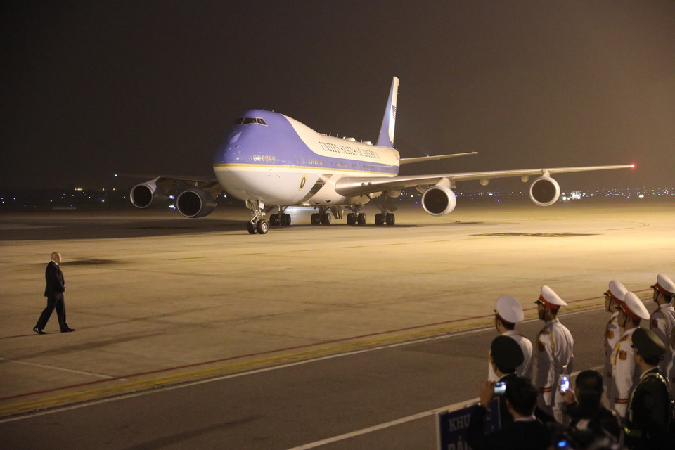 Chuyên cơ Air Force One của Tổng thống Donald Trump hạ cánh xuống sân bay quốc tế Nội Bài lúc 20 giờ 58 phút. (Ảnh: Phương Hoa/TTXVN)