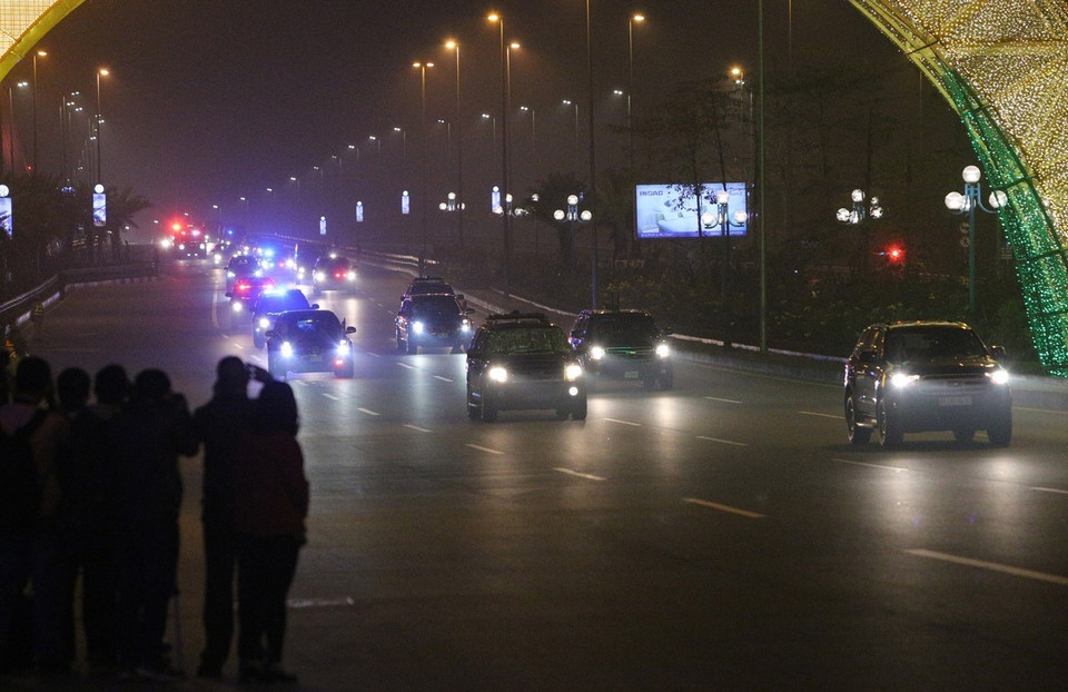 Đoàn xe hộ tống Tổng thống Mỹ Donal Trump từ sân bay Nội Bài về Trung tâm Hà Nội. (Ảnh: Dương Giang/TTXVN)