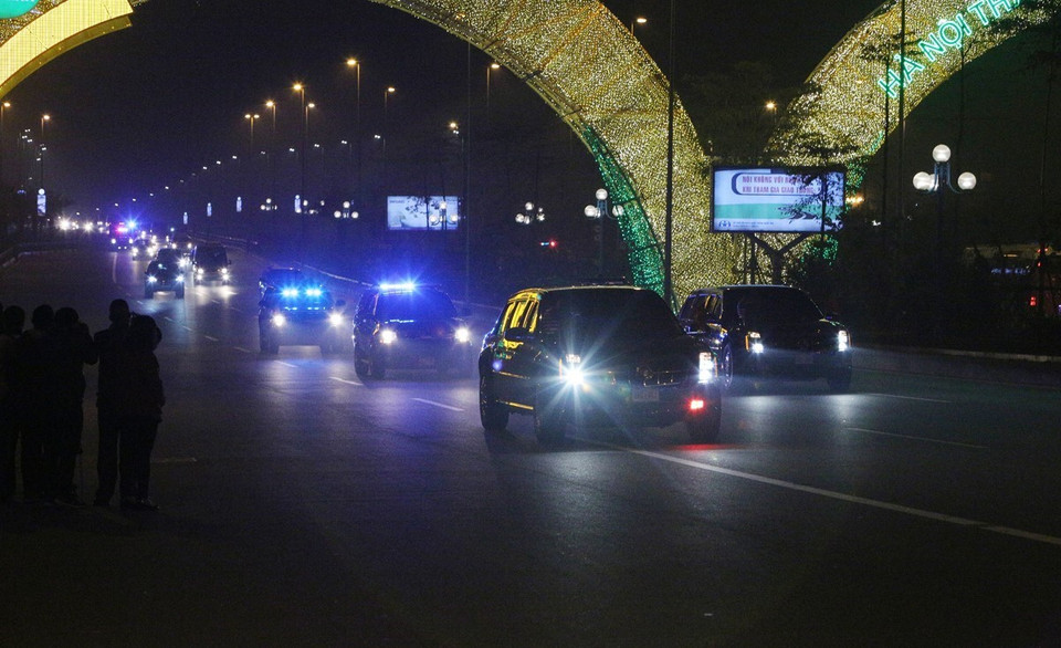 Đoàn xe hộ tống Tổng thống Mỹ Donal Trump từ sân bay Nội Bài về Trung tâm Hà Nội. (Ảnh: Dương Giang/TTXVN)