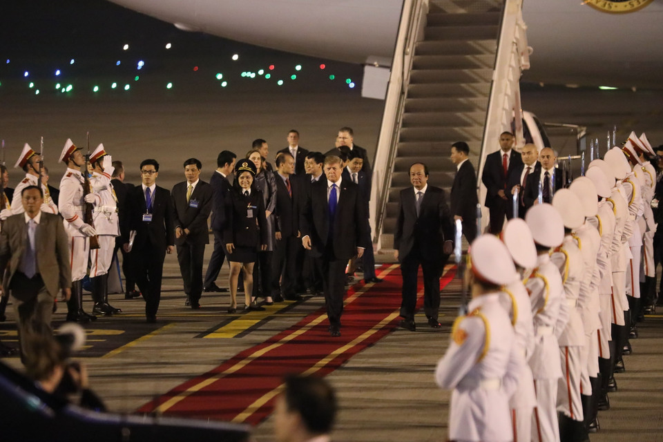 Bộ trưởng, Chủ nhiệm Văn phòng Chính phủ Mai Tiến Dũng tháp tùng Tổng thống Mỹ Donald Trump ra xe để rời sân bay Nội Bài, di chuyển về khách sạn Marriott JW. (Ảnh: Phương Hoa/TTXVN)