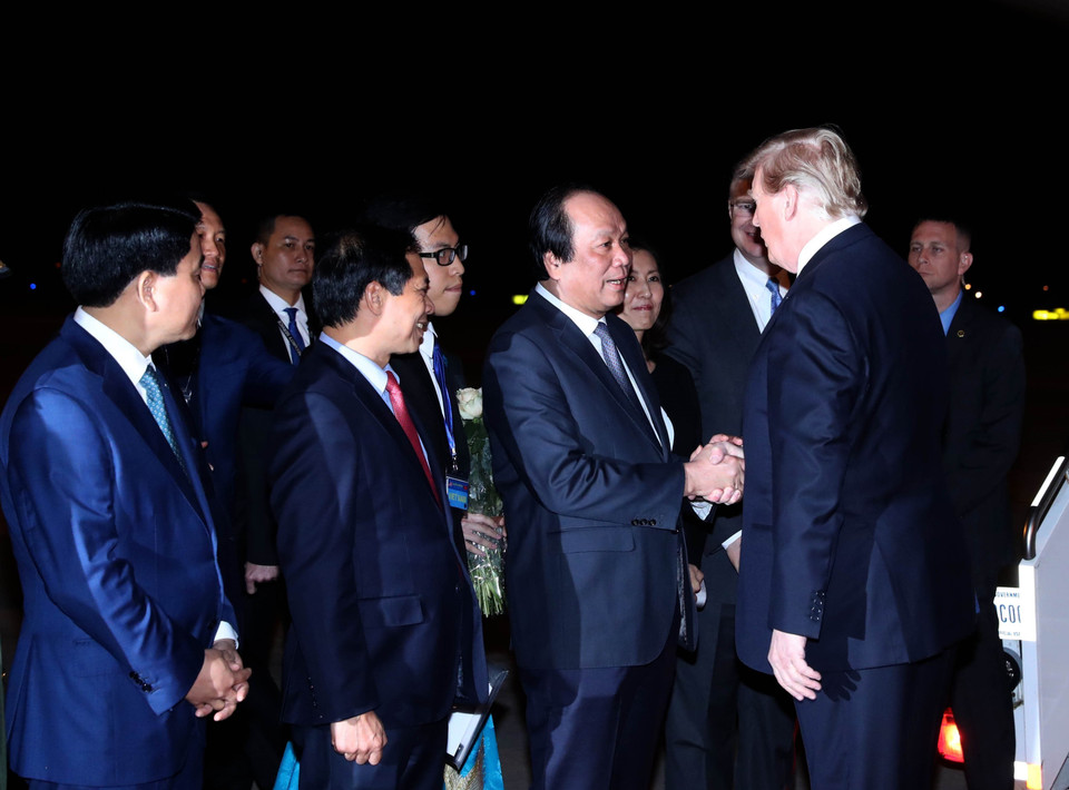 Bộ trưởng, Chủ nhiệm Văn phòng Chính phủ Mai Tiến Dũng, Thứ trưởng thường trực Bộ Ngoại giao Bùi Thanh Sơn, Chủ tịch UBND thành phố Hà Nội Nguyễn Đức Chung, Đại sứ Mỹ tại Việt Nam Daniel Kritenbrink cùng các quan chức hai nước đón Tổng thống Mỹ Donald Trump tại sân bay quốc tế Nội Bài (ảnh chụp lúc 21 giờ 5 phút). (Ảnh: Trọng Đức/TTXVN)