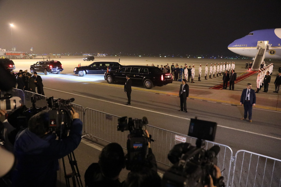 Đoàn xe của Tổng thống Mỹ Donald Trump rời sân bay Nội Bài về khách sạn Marriott JW lúc 21 giờ 25 phút. (Ảnh: Phương Hoa/TTXVN)