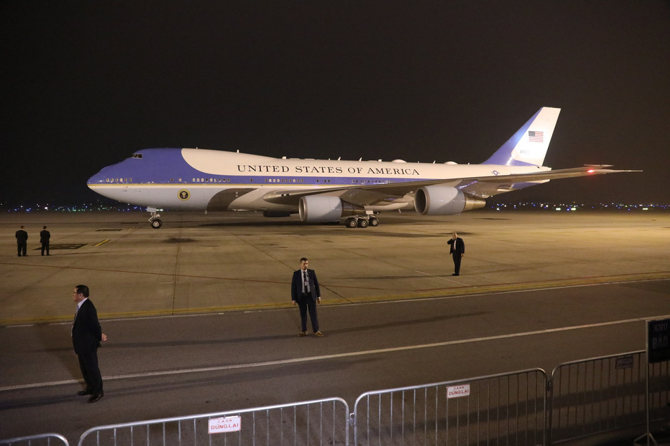 Chuyên cơ Air Force One của Tổng thống Donald Trump hạ cánh xuống sân bay quốc tế Nội Bài lúc 20 giờ 58 phút. (Ảnh: Phương Hoa/TTXVN)