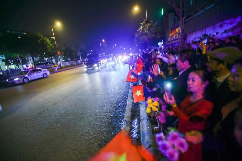 Người dân Hà Nội vui mừng đón Tổng thống Mỹ Donald Trump. (Ảnh: Trọng Đạt/TTXVN)