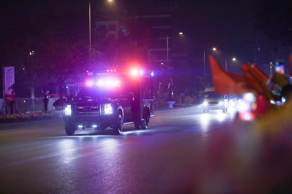 Người dân Hà Nội vui mừng đón Tổng thống Mỹ Donald Trump. (Ảnh: Trọng Đạt/TTXVN)