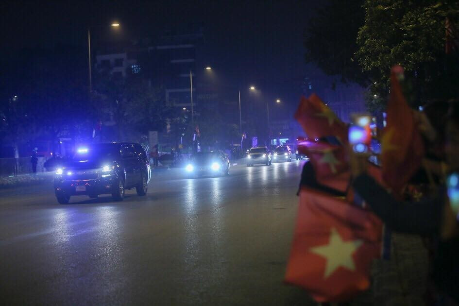 Người dân Hà Nội vui mừng đón Tổng thống Mỹ Donald Trump. (Ảnh: Trọng Đạt/TTXVN)