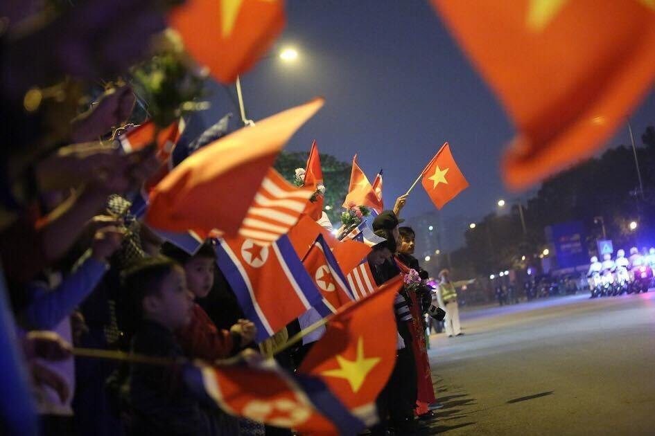 Người dân Hà Nội vui mừng đón Tổng thống Mỹ Donald Trump. (Ảnh: Trọng Đạt/TTXVN)