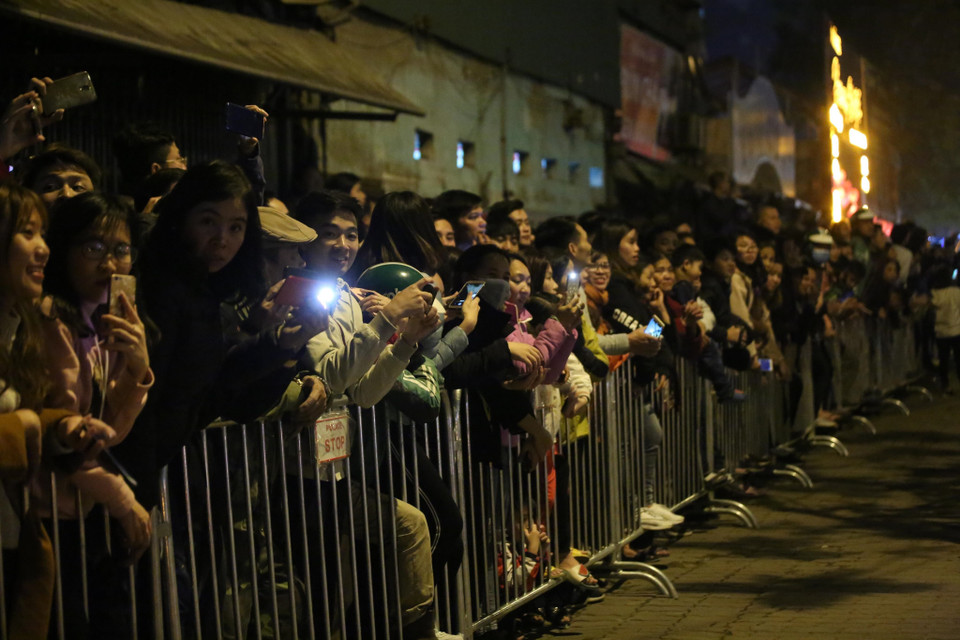 Người dân Hà Nội chờ đón Tổng thống Mỹ Donald Trump. (Ảnh: Trọng Đạt/TTXVN)