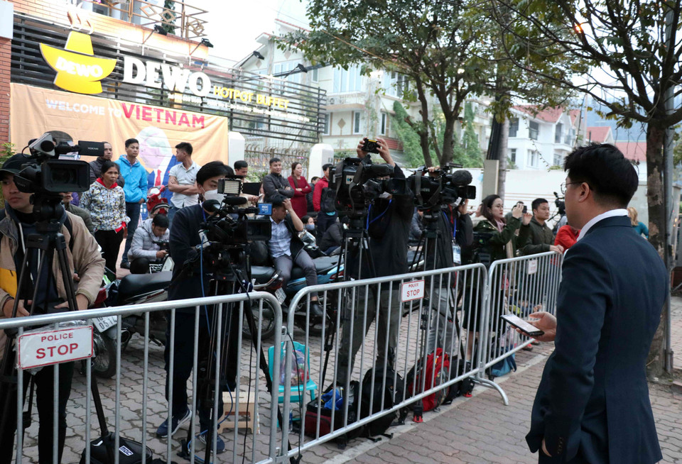 Phóng viên quốc tế tác nghiệp trên đường Đỗ Đức Dục (Từ Liêm, Hà Nội), bên ngoài khách sạn Marriott JW. (Ảnh: Văn Điệp/TTXVN)