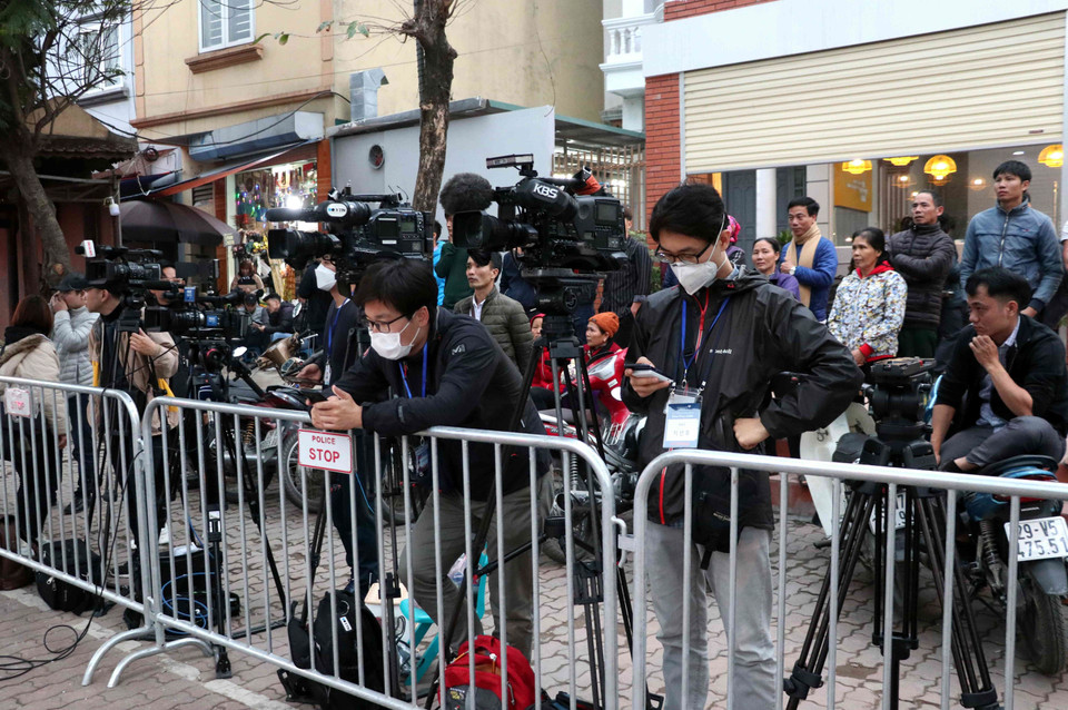 Phóng viên quốc tế tác nghiệp trên đường Đỗ Đức Dục (Từ Liêm, Hà Nội), bên ngoài khách sạn Marriott JW. (Ảnh: Văn Điệp/TTXVN)