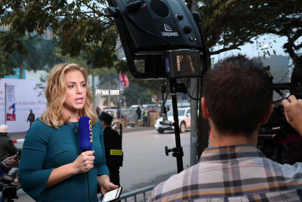 Phóng viên quốc tế tác nghiệp trên đường Đỗ Đức Dục (Từ Liêm, Hà Nội), bên ngoài khách sạn Marriott JW. (Ảnh: Văn Điệp/TTXVN)