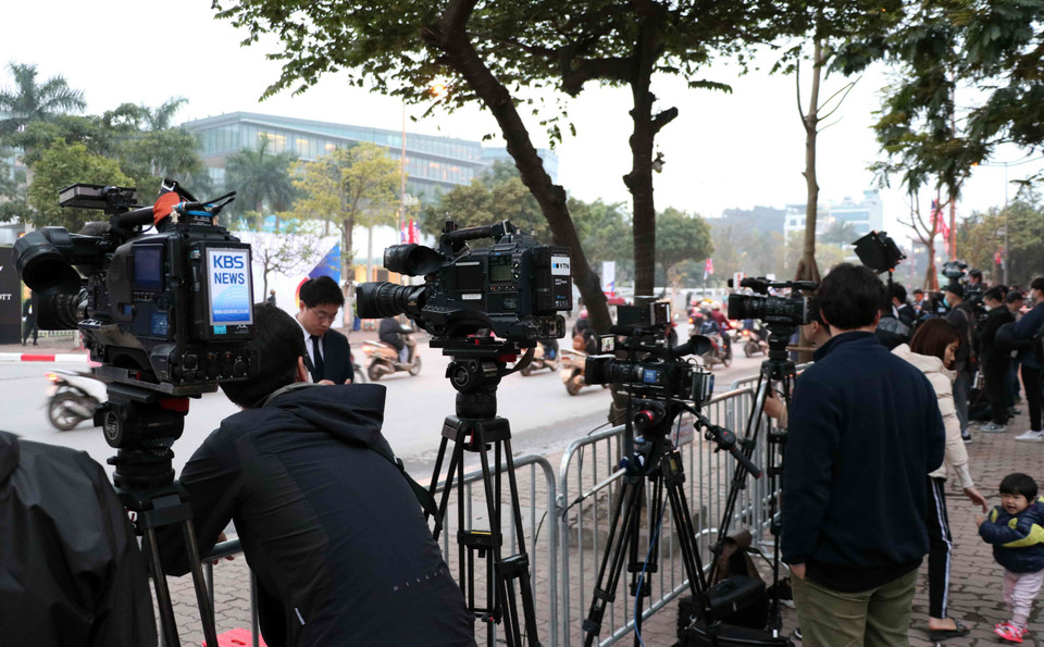 Phóng viên quốc tế tác nghiệp trên đường Đỗ Đức Dục (Từ Liêm, Hà Nội), bên ngoài khách sạn Marriott JW. (Ảnh: Văn Điệp/TTXVN)