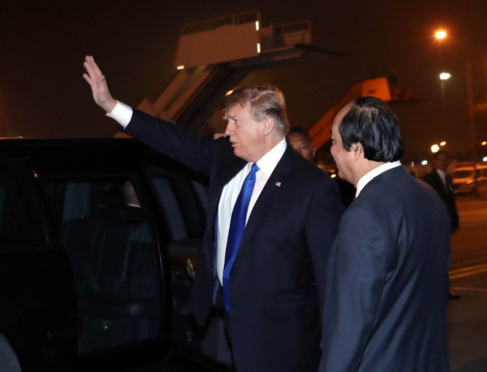 Tổng thống Mỹ Donald Trump vẫy chào các đại biểu và người dân Hà Nội ra đón tại sân bay quốc tế Nội Bài trước khi lên chiếc xe The Beast di chuyển về khách sạn Marriott JW (ảnh chụp lúc 21 giờ 7 phút). (Ảnh: Trọng Đức/TTXVN)