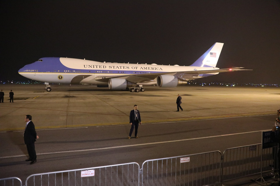 Chuyên cơ Air Force One của Tổng thống Donald Trump hạ cánh xuống sân bay quốc tế Nội Bài lúc 20 giờ 58 phút. (Ảnh: Phương Hoa/TTXVN)