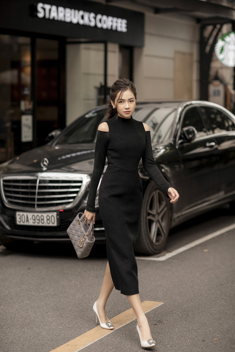 Cô luôn tạo sự khác biệt cho bộ trang phục từ những item đơn giản như túi, giày hoặc đơn giản là nụ cười cuốn hút... (Ảnh: M.Mai/Vietnam+)