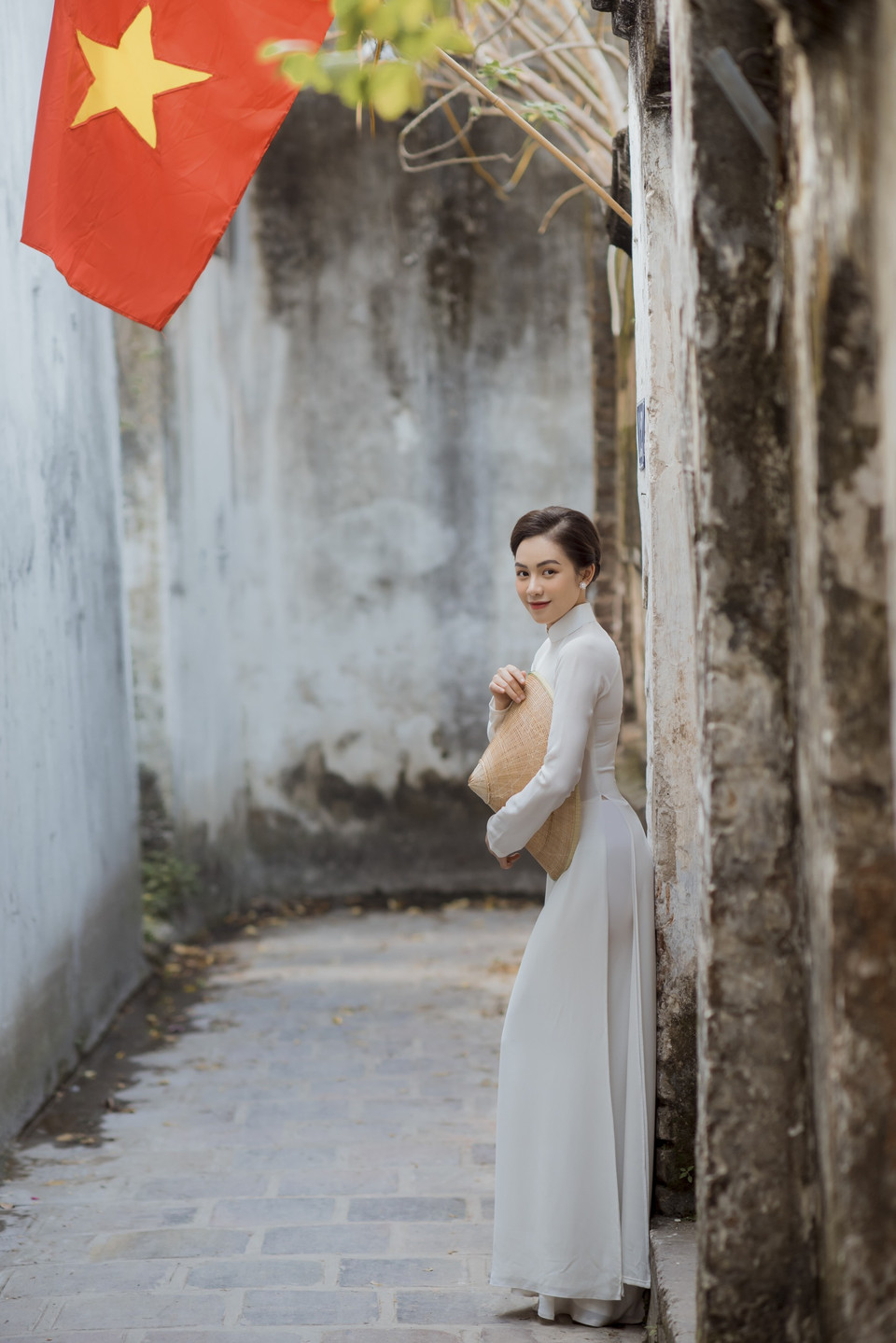 ‘Nhiều người bảo hát nhạc dân gian không thể giàu, dễ kiếm tiền như các dòng nhạc thị trường, nhưng nếu ai cũng nghĩ như vậy thì rất khó để các thế hệ sau này bảo tồn các giá trị truyền thống. Hơn hết, Linh đam mê, yêu thích và cảm thấy được là chính mình khi thể hiện các dòng nhạc dân tộc,’ Thùy Linh chia sẻ. (Ảnh: M.Mai/Vietnam+)