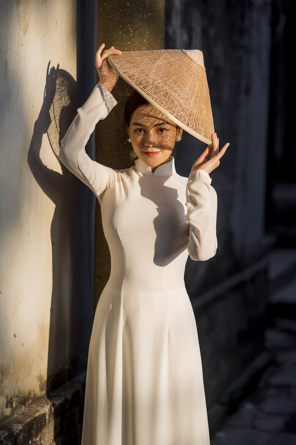 Cô ‘hot girl’ trường Đại học Văn hóa nghệ thuật Quân đội sinh năm 1999 thường gây ‘sốt’ cộng đồng mạng với bộ ảnh áo dài truyền thống. (Ảnh: M.Mai/Vietnam+)