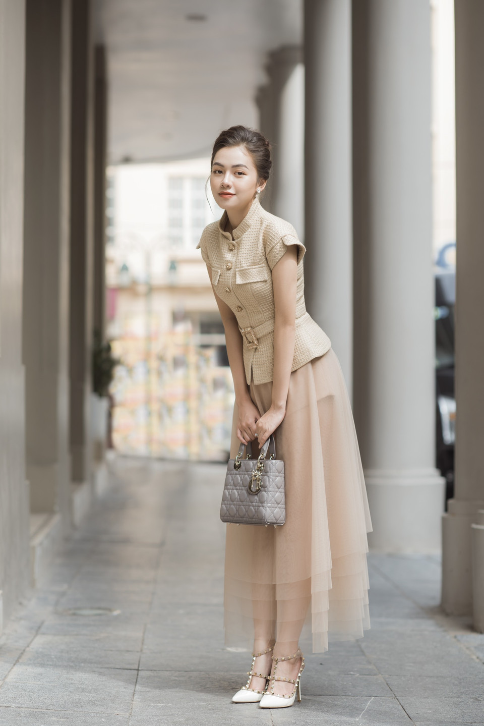 Sự thanh lịch, tinh tế được thể hiện qua khả năng mix đồ ‘cao tay’ của hot girl 9x. (Ảnh: M.Mai/Vietnam+)