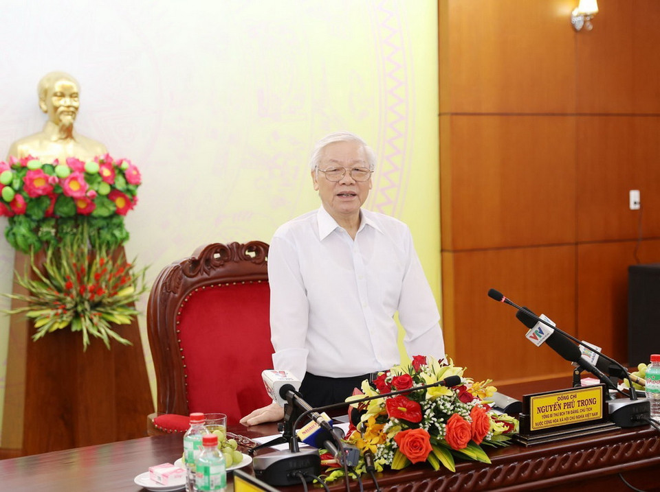 Tổng Bí thư, Chủ tịch nước Nguyễn Phú Trọng với các cán bộ Ban Thường vụ Tỉnh ủy Đắk Lắk. (Ảnh: Trí Dũng/TTXVN)