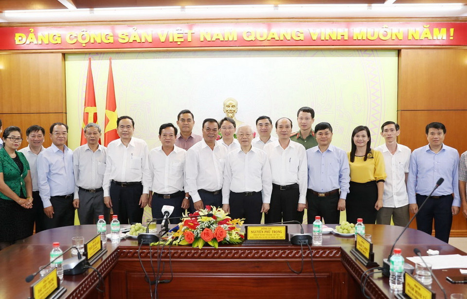 Tổng Bí thư, Chủ tịch nước Nguyễn Phú Trọng với các cán bộ Ban Thường vụ Tỉnh ủy Đắk Lắk. (Ảnh: Trí Dũng/TTXVN)