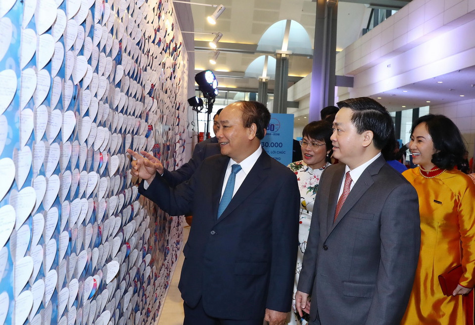 Thủ tướng Nguyễn Xuân Phúc xem trưng bày chữ ký tri ân của khách hàng tặng VietinBank. (Ảnh: Thống Nhất/TTXVN)